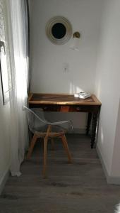 a desk in a room with a chair in front of it at Appartement calme et climatisé au cœur du village in Brazey-en-Plaine