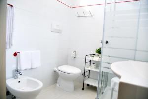Koupelna v ubytování Hotel Kinda + 37 fotografií