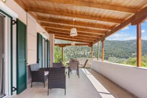 Cảnh núi rừng hoặc tầm nhìn ra núi từ căn hộ