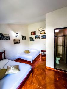 um quarto com duas camas num quarto em Melao Hostel Campestre y Vivero em Palmira
