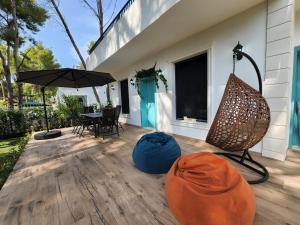 Balkón nebo terasa v ubytování Cozy PineTrees Beach House + 10 fotografií