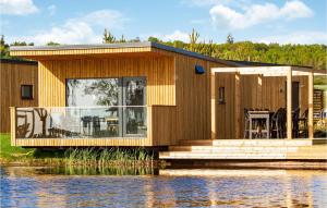 una casa en un muelle sobre un cuerpo de agua en Awesome Home In Halmstad With Wifi, en Halmstad