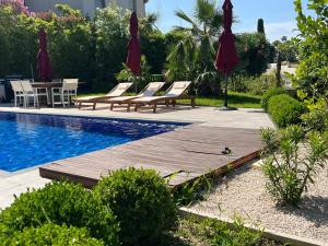 Bazén v ubytovaní Grande Villa 350 M2, piscine chauffée vue mer et collines, CAVALAIRE sur mer, 10 personnes alebo v jeho blízkosti