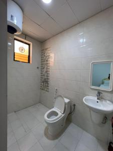 La salle de bains est pourvue de toilettes et d'un lavabo. dans l'établissement Red-3 - New Salalah, à Salalah