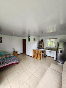 a living room with a kitchen and a table at Selvática del Toro in Bajos del Toro