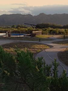 un aparcamiento con piscina y montañas al fondo en Cabañas Vistas Andinas en Valle Grande
