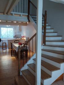 eine Treppe in einem Haus mit einem Tisch und einem Esszimmer in der Unterkunft gite au village in Mourvilles-Hautes