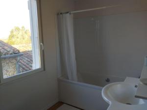 ein Bad mit einer Dusche, einem Waschbecken und einem Fenster in der Unterkunft gite au village in Mourvilles-Hautes
