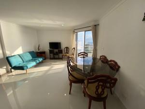 sala de estar con mesa de cristal y sofá en Apartamento Edificio Mar Adentro 15 ICDI, en Cartagena de Indias