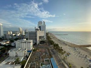 una ciudad con una playa y edificios y el océano en Apartamento Edificio Mar Adentro 15 ICDI, en Cartagena de Indias