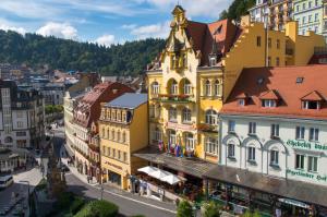Nespecifikovaný výhled na destinaci Karlovy Vary nebo výhled na město při pohledu z hotelu