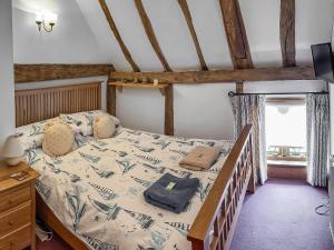 1 dormitorio con 1 cama en una habitación en Rumbolds Retreat en Plaistow
