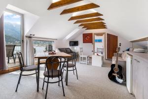 a kitchen and dining room with a table and chairs at Chakalaka Resort in Vlikhón