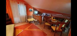 a living room with a table and a kitchen at Apartmani Paulino in Herceg-Novi