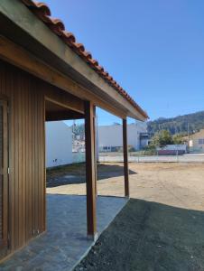 a building with an open garage with a basketball court at Pousada Flor da Serra in Urubici