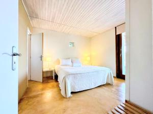 a bedroom with a white bed in a room at Quinta Do Marvao in Marvão