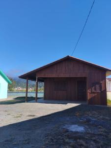 un gran edificio de madera con un gran garaje en Pousada Flor da Serra en Urubici