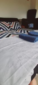 ein Bett mit zwei Kissen darüber in der Unterkunft Apartments Trpenoski in Ohrid