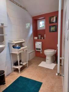 a bathroom with a sink and a toilet at Shanti Home in La Tour-sur-Orb