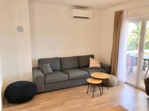 een woonkamer met een bank en een tafel bij Apartments Kankul in Krk