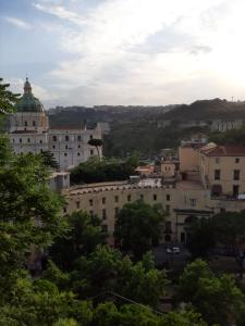 einen Blick auf die Stadt von oben in der Unterkunft Red House in Neapel