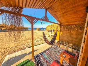 NuweibaFlight Mode Camp的享有海滩景致的客房