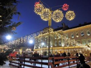 ブダペストにあるStylish historic flat for 4 in heart of OldBudaのクリスマスの灯りが目の前にある建物