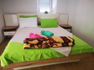 Ένα ή περισσότερα κρεβάτια σε δωμάτιο στο Apartment Dapcevic Skadar lake