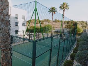 een tennisbaan met een net op een tennisbaan bij Residencial la Bahía in Santa Pola