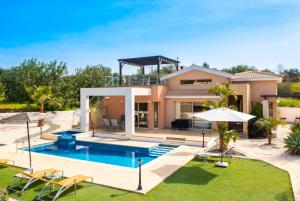 une villa avec une piscine et une maison dans l'établissement Villa Thalassa, à Latchi