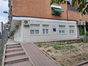 un edificio con ventanas y escaleras delante en APTO TANEZ LAS VEGAS STYLE, a, en Madrid