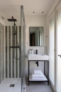 y baño con lavabo y ducha. en TOC Hotel Las Ramblas, en Barcelona
