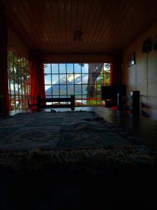 Habitación con ventana grande y alfombra grande. en Casita del lago en San Carlos de Bariloche