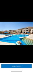ein Bild eines großen Swimmingpools mit in der Unterkunft Azzurra Sahl hasheesh in Hurghada