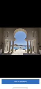 Bild eines Torbogens in einem Gebäude in der Unterkunft Azzurra Sahl hasheesh in Hurghada