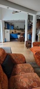 a living room with a couch and a kitchen at Domek na Mazurach-Piasutno in Piasutno