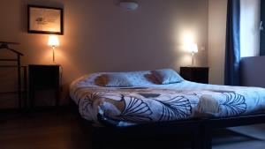 un letto in una camera da letto con due luci accese di L eau vive a Pontaix