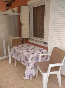 Postel nebo postele na pokoji v ubytování Ampelaki Studios