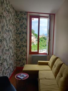 salon z kanapą i oknem w obiekcie L eau vive w mieście Pontaix