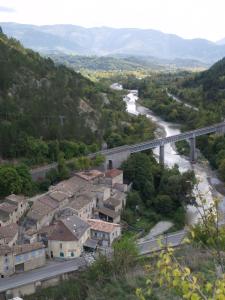 un puente sobre un río con casas y una ciudad en L eau vive, en Pontaix