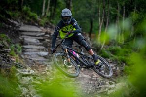 un hombre montando una moto de tierra en un sendero en Captivating 1-Bed apartment Merthyr Tydfil -, en Merthyr Tydfil