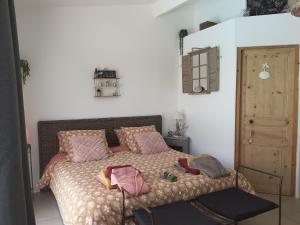 クリヨン・ル・ブラーヴにあるLa Thomalieのベッドルーム1室(ピンクの枕が付いたベッド1台付)