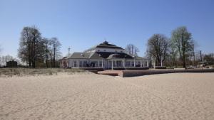 una casa en la playa con una playa de arena en FEWO-fuer-2-Pers-Hafenblick-2-Ueckermuende-Stettiner-Haff-Ostsee-direkt-Yachthafen, en Ueckermünde