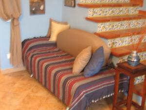 ein Sofa mit Kissen darauf im Zimmer in der Unterkunft Appartamento Giudecca in Cefalú