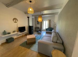 TV a/nebo společenská místnost v ubytování Sous les étoiles en Provence, gîte les Grands chênes