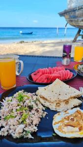 un piatto blu di cibo su un tavolo in spiaggia di Bird Beak Beach a Omadhoo