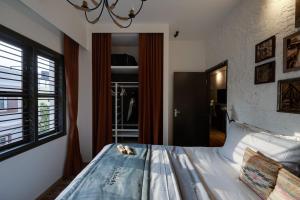 Säng eller sängar i ett rum på Hoodo Zoe - Hebbal Bangalore Apartments
