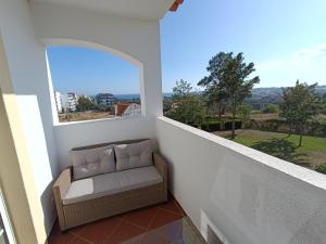 uma varanda com um sofá e uma grande janela em Mar à Vista Algarve Summer em Portimão