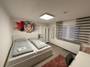 Postel nebo postele na pokoji v ubytování #3 bequemes Zimmer mit Pool und Garten