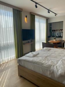 1 Schlafzimmer mit einem großen Bett und einem Esszimmer in der Unterkunft Honey moon15 in Istanbul